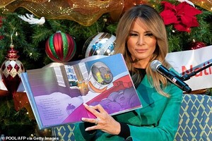 36883396-9056873-Breaking_the_rules_Melania_Trump_removed_her_protective_face_mas-a-176_1608069393680.jpeg