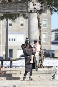 37239132-9086881-Doting_mom_Khloe_carried_her_daughter_to_the_park_which_had_snow-a-118_1608852851981.jpg