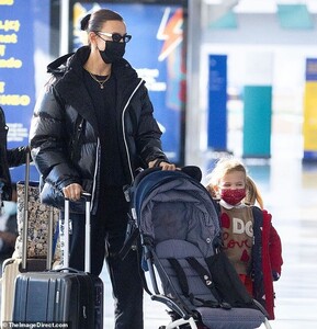 37289810-9089589-Quick_trip_Irina_Shayk_34_rocks_black_sweatpants_and_a_black_puf-a-87_1609023277669.jpg