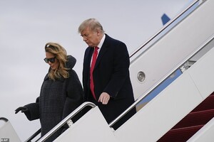 37465582-9103081-The_Trumps_exit_Air_Force_One_on_New_Year_s_Eve_where_they_will_-a-12_1609453415458.jpeg