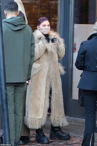 37507016-9105775-Shopping_trip_Kylie_Jenner_23_and_her_sister_Kendall_25_were_spo-a-122_1609573735225.jpeg