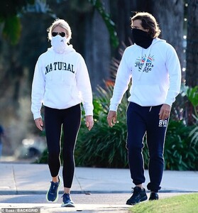 37508124-9105837-Low_key_Brad_was_similarly_dressed_with_a_white_graphic_hoodie_n-a-30_1609567144047.thumb.jpg.cde718b4c42f56dbb27fdabc1b54c7d6.jpg