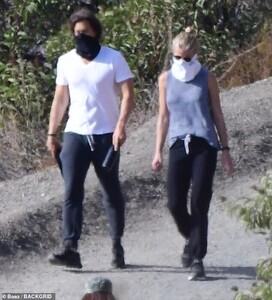 37531408-9107575-Separate_ways_Gwyneth_Paltrow_48_and_her_husband_Brad_Falchuk_49-a-22_1609644168955.thumb.jpg.5ecb9ccf844e9762d4ff49182098e1ba.jpg