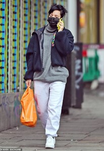 37951474-9142479-Stepping_out_Lily_Allen_was_spotted_on_her_mobile_as_she_stepped-m-10_1610538931300.jpeg
