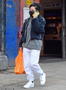 37951476-9142479-Low_key_The_singer_35_cut_a_low_key_figure_in_tracksuit_bottoms_-m-11_1610538939150.jpeg