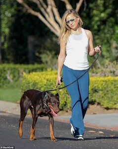 38034834-9150275-Casual_chic_Hudson_with_her_dog_s_leash_wrapped_around_her_wrist-m-47_1610693389287.jpg