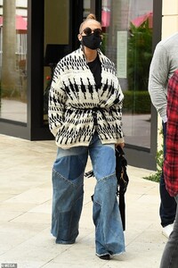38056908-9152523-Superstar_style_Lopez_51_looked_casual_yet_stylish_in_patchwork_-a-7_1610742138182.thumb.jpg.f62fefe78cccc590840f60409f2db26a.jpg