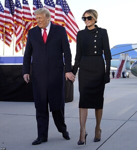 38252692-9167919-Together_Melania_held_her_husband_s_hand_as_they_walked_towards_-a-62_1611155447376.jpg