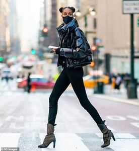 38341866-9175345-Strutting_her_stuff_Model_Cindy_Bruna_cut_a_slender_frame_in_an_-m-3_1611308700268.jpg