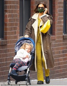 38358300-9176937-Mom_time_Irina_Shayk_was_seen_wearing_a_stylish_outfit_while_tak-a-68_1611337138583.jpg