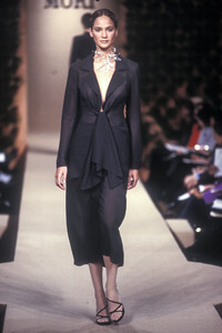 394160388_HanaeMori1999HauteCouture18.thumb.jpg.57137698e8357c418ef326378615852f.jpg