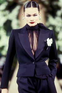 401147207_YvesSaintLaurent1999HauteCouture157.thumb.jpg.89aec611b357aba98540ad0b31d0aff1.jpg