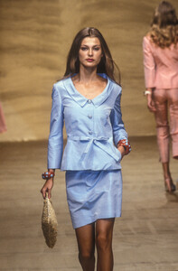 40129304_Blumarine2000WomenRTW48.thumb.jpg.abae043ffb0ae0827195eae871e41421.jpg