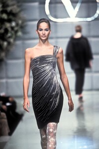 403063232_Valentino1996HauteCouture56.thumb.jpg.132edc0efbb401c105a89b835518378f.jpg