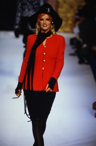 433057649_ChanelCoutureFall1992(10).thumb.jpg.37e1aa21cc9d1ed75ae031bb8cd96c14.jpg