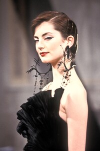 433131819_Valentino1998HauteCouture108.thumb.jpg.8c8ff2529bbf0da13ae619717bde298d.jpg