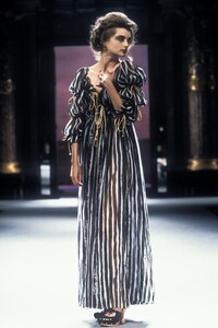 459206658_VivienneWestwood1996WomenRTW106.thumb.jpg.f0fa962d710a40dec29214c056f2a031.jpg