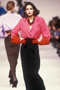 460657206_YvesSaintLaurent1985WomenRTW128.thumb.jpg.1ba17e2321e34477a38104cf2be8fd89.jpg