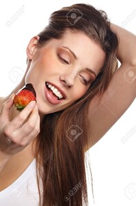 8878395-Belle-femme-avec-fraises--Banque-d'images.jpg
