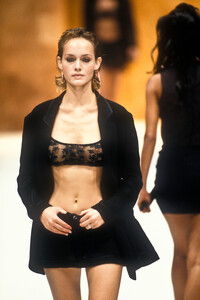 470431150_RifatOzbek1994WomenRTW71.thumb.jpg.1d4f3927d42904c119ee23a0f07ebce3.jpg