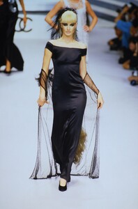 474148176_chanel-hc-fw-1995(8).thumb.jpg.5e67394ad4f7f21a00c114af5d07df5b.jpg