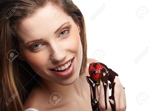 8872668-Portrait-de-belle-femme-avec-un-d-sert-au-chocolat-Banque-d'images.jpg