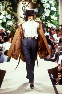 560652943_YvesSaintLaurent1998HauteCouture25.thumb.jpg.04e88dbf8aaf19996ed3d2a057eb5da0.jpg