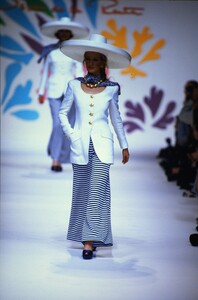 586471778_oscar-de-la-renta-ss-1993(1).thumb.jpg.c890ce95382f5de2546f81efed2f454c.jpg