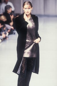 590864905_SalvatoreFerragamo1996WomenRTW50.thumb.jpg.26c91c79a37e5d3af1a121316ab16bf9.jpg