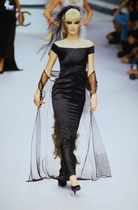 597784787_chanel-hc-fw-1995(6).thumb.jpg.bbecd4a0602ad7162910b438602967be.jpg