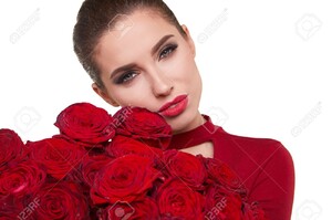 71584627-Beau-mod-le-posant-avec-des-roses-rouges-dans-le-studio--Banque-d'images.jpg