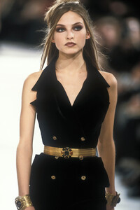 607060428_Chanel1996WomenRTW107.thumb.jpg.01f38e7cf235e98a6255085bcd5f0bb5.jpg