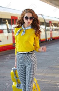 62625663-jolie-jeune-femme-dans-une-gare-image-couleur-tonique-.jpg