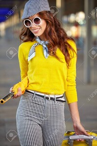 63287574-belle-jeune-femme-avec-une-valise-est-en-attente-d-un-train.jpg