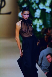634908028_YvesSaintLaurentCoutureSpring1999(16).thumb.jpg.e8115dc52cc8362d2030108c72755248.jpg