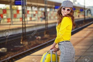 63506311-jolie-jeune-femme-dans-une-gare.jpg