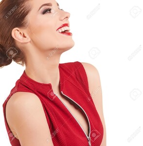 72218454-Portrait-d-une-jeune-femme-gaie-brune-en-robe-rouge-posant-et-en-d-tournant-les-yeux-sur-fond-blanc-Banque-d'images.jpg