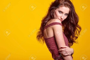 52299294-sensuelle-jeune-femme-avec-maquillage-naturel-posant-sur-fond-jaune-vif-copiez-espace-cosmétiques-soin.jpg