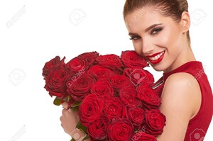 71589405-Beau-mod-le-posant-avec-des-roses-rouges-dans-le-studio-La-Saint-Valentin-Banque-d'images.jpg
