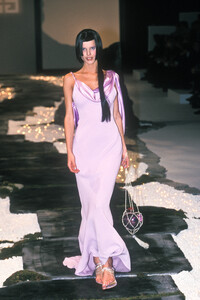 682062736_Givenchy1998HauteCouture2.thumb.jpg.bd3468c228dd5dc8b9af47a99f4b76d3.jpg