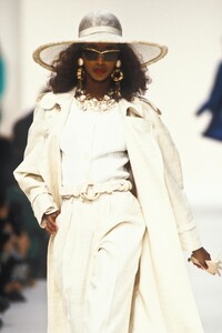 6846627_YvesSaintLaurent1992WomenRTW132.thumb.jpg.d26f92e06874eb6e18b449fb456b6e0c.jpg