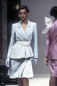 691873133_HanaeMori1993HauteCouture5.thumb.jpg.606d13df91814fff5858a1e00081efd7.jpg