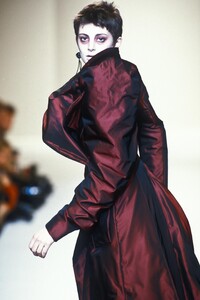 704798627_VivienneWestwood1996WomenRTW128.thumb.jpg.6cbbd2d838990a95827e2a22d7cff6a3.jpg