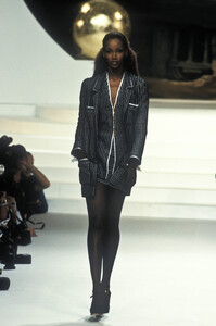 712515032_ChanelCoutureSpring19941.thumb.jpg.8650896ae9e1dd68b79450e11ca6fe81.jpg