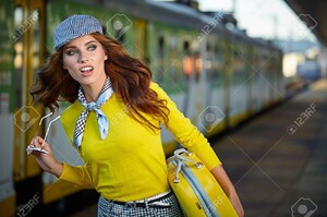 72012715-jolie-jeune-femme-dans-une-gare-image-couleur-tonique-.jpg