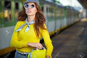72012724-jolie-jeune-femme-dans-une-gare-image-couleur-tonique-.jpg