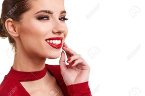 75689681-portrait-d-une-jeune-femme-brune-joyeuse-en-robe-rouge-posant-et-en-regardant-loin-sur-fond-blanc.jpg