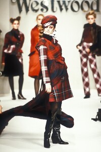 757561409_VivienneWestwood1996WomenRTW23.thumb.jpg.bb95c66f46391d961ab90db0a9429408.jpg