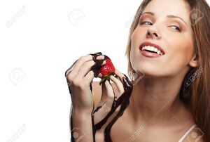 12114083-portrait-de-femme-couch-e-avec-une-fraise-Banque-d'images.jpg