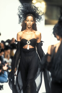 772143206_ChanelCoutureSpring199412.thumb.jpg.c30caaa8c3ba07cf4ebde2bea7ef2b58.jpg